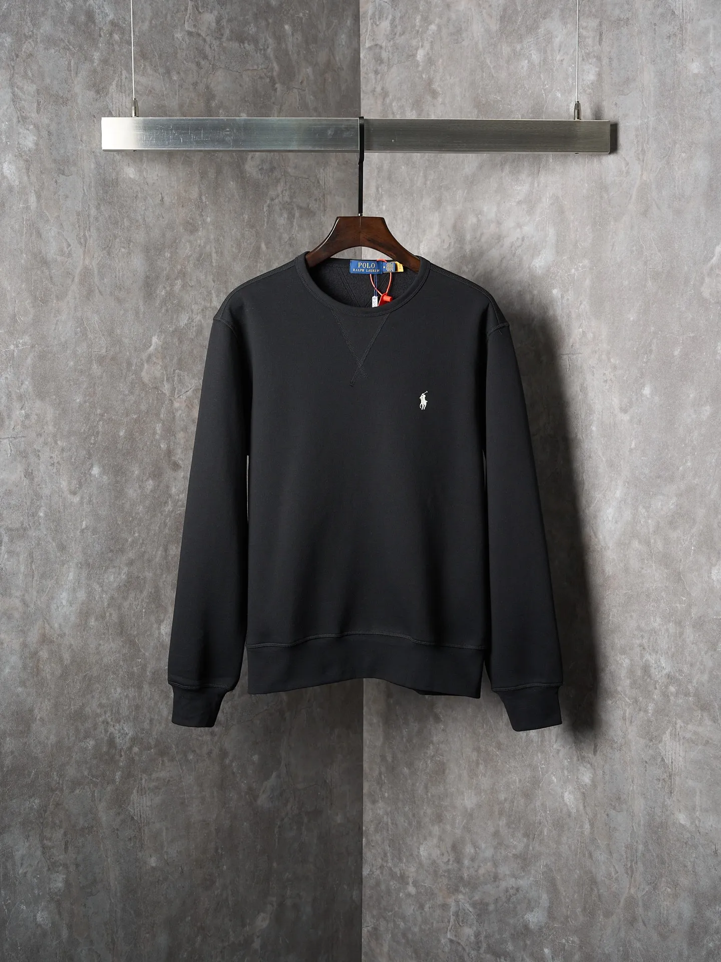 P290 Actual auction】Ralph Lauren/Ralph Lauren solid color pony logo embroidered round neck sweatshirt (black) [Ready stock] S M L XL custom cloud-like honey cotton fleece sweatshirt material with delicate feel and comfortable skin fit. A touch of midnight navy blue as the main color, exquisite red pony logo embellishment, full of recognition, with an atmosphere of freedom and vitality, a symphony of pure and smart colors, and outlining a high-end silhouette with extreme simplicity. Become the smart focus of vision and show your taste in silence. Use imported machine embroidery technology. Use advanced computer control system and precision mechanical components to realize the iconic pony embroidery operation. High precision. The lines are smooth and delicate. Adopt Hasuo technology. Use specific machines to sew. Hasuo has high fastness. It adds visual effects. It is time-consuming and labor-intensive. The fabrics have been washed and have a better hand feel. Not easy to deform. Not easy to shrink. Not easy to fade. Maintain long-term beauty and fit.